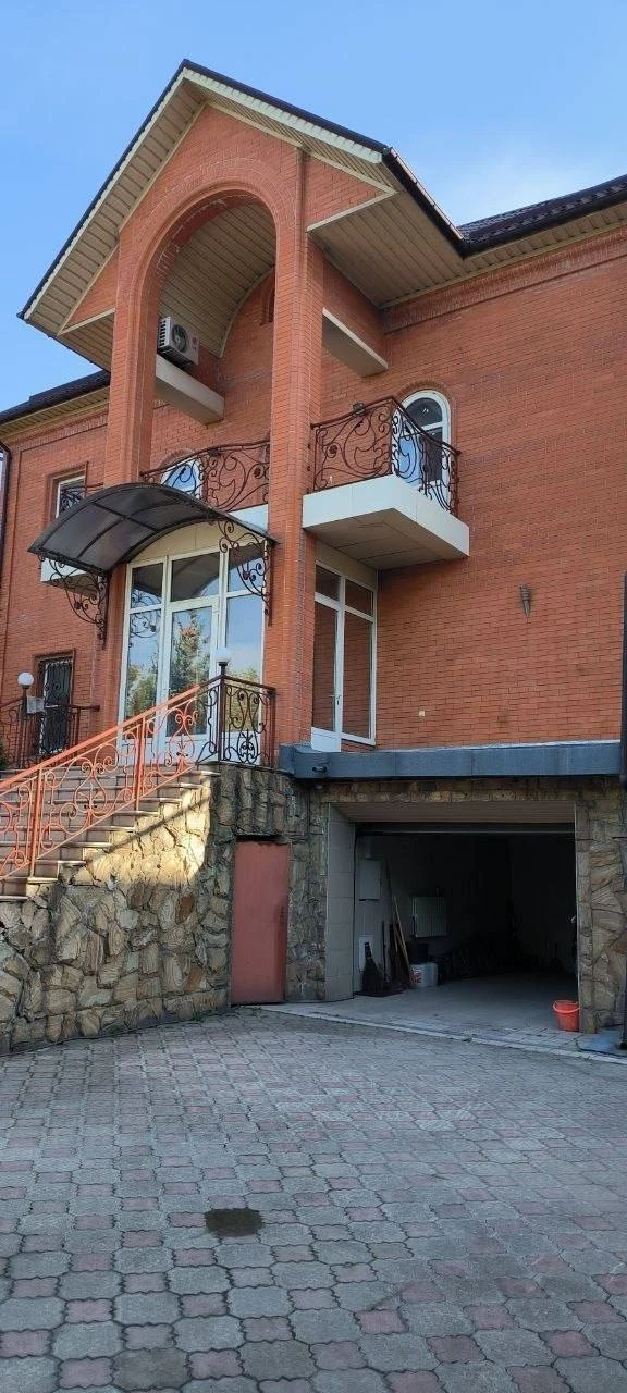 Дом — куйбышевский район, ул. Соловьяненко
Общая площадь — 450 кв. М.
Трёхэтажный дом рядом с гостиницей «прага». На участке 7 соток расположены бассейн, беседка и сауна. В доме 3 санузла и 2 гаража.
Вода подаётся по расписанию. Возможна установка накопительной системы для воды.
— Стоимость: **180 000 ₽**
+7(949)105-35-35, Виктория - фотография - 1
