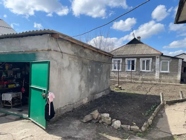 Земельный участок с двумя домами — киевский район, ул. Панкратовой
К продаже предлагается участок площадью 10 соток. На нём расположены два индивидуальных дома площадью 77,6 и 68 кв. М, гараж и летняя кухня.
Подключены газоснабжение, центральный водопровод и два электрических ввода на 220 в с приборами учёта. Также есть действующая скважина. Участок правильной формы, подъезд асфальтирован.
Отличный вариант для реконструкции домов в тихом месте центрального района города. Торг.
— Стоимость: **3 000 000 ₽**
+7(949)105-35-35, Виктория - фотография - 4