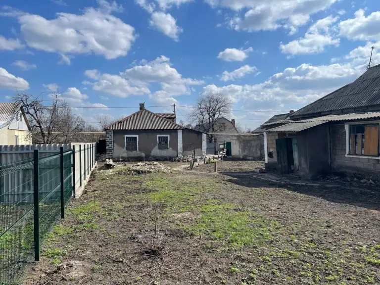 Земельный участок с двумя домами — киевский район, ул. Панкратовой
К продаже предлагается участок площадью 10 соток. На нём расположены два индивидуальных дома площадью 77,6 и 68 кв. М, гараж и летняя кухня.
Подключены газоснабжение, центральный водопровод и два электрических ввода на 220 в с приборами учёта. Также есть действующая скважина. Участок правильной формы, подъезд асфальтирован.
Отличный вариант для реконструкции домов в тихом месте центрального района города. Торг.
— Стоимость: **3 000 000 ₽**
+7(949)105-35-35, Виктория - фотография - 3