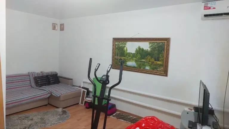 2К. Квартира — кировский район, пересечение ул. Куприна и ул. Кирова
Общая площадь — 50 кв. М.

Продаётся 1/3 дома. Квартира на земле, 2 комнаты. Торг.

— Стоимость: **2 600 000 ₽**
+7(949)105-35-35, Виктория - фотография - 7