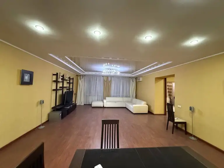 4К. Квартира — ворошиловский район, пер. Орешково
Общая площадь — 230 кв. М.
Этаж: 2/10

Квартира в отличном состоянии с мебелью и техникой, на окнах роллеты, автономное газовое отопление. Оборудован мини спортзал.
Дом кирпичный.

— Стоимость: **18 500 000 ₽**
+7(949)105-35-35, Виктория - фотография - 3
