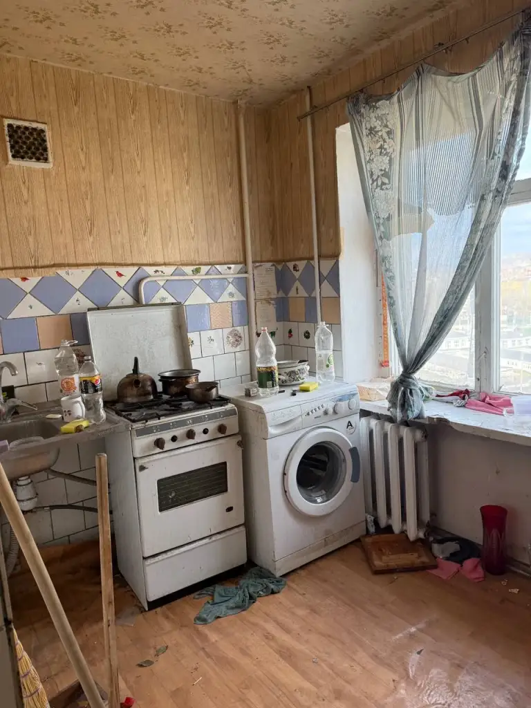 **Продается 3к. Квартира на б-р школьный 4 **
Кирпичный дом, панорамный вид на кальмиус. Ключи на руках, показ в любое время. Документы готовы.

- Адрес квартиры: б-р школьный 4, ворошиловский р-н
- Общая площадь —** 66 кв. М. **
- Этаж:** 6/9 **

Стоимость:** 4 500 000₽ **
+7(949)105-35-35, Виктория
Контакты: @donvikay - фотография - 9