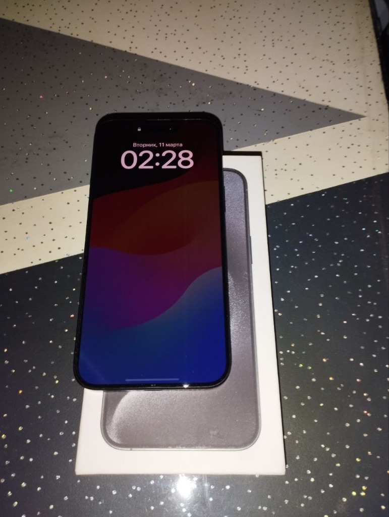 Iphone 15 pro max 256gb ✅продаю свой личный телефон ✅носился в чехле и с защитным стеклом ✅состояние супер, экран без царапин ✅батарея 95% 223 цикла ✅все функции работают исправно(face id, magsafe, truetone) ✅полный комплект(коробка, провод зарядки, блочек) ✅телефон на гарантии так же в наличие есть все чеки с момента покупки. причина продажи срочно нужны деньги. 💵цена: 75000 рублей + быстрым торг 🗾осмотр в донецке +79494844699 - фотография - 2