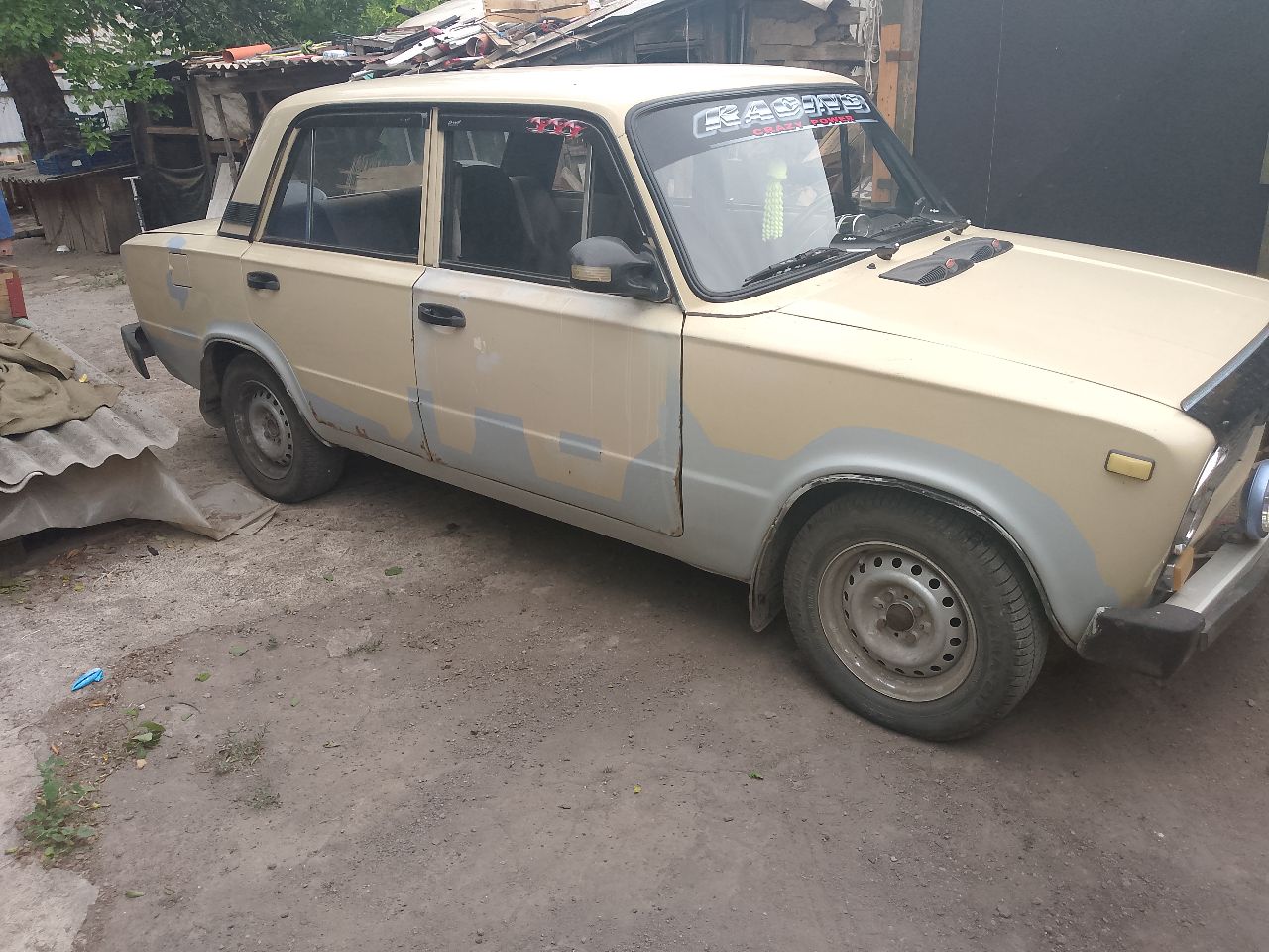 Продам ваз 21013 1982 года. двигатель не троит коробка все четко включается скоростя не выбивает. ходовая в норме не гремит не стучит. установлено гбо в тп вписан. установлена сигнализация. стаканы лонжероны целые. поменены уголки под лобовым стеклом. бордюры. кобылки на крыльях. лодочки под бензобаком и запаской. днище поварено заодно поменял усилители. двери под замену с машиной отдаю готовые покрашенные двери. ну и много чего сделано. машиной занимался для себя не успел только покрасить краска есть отдам. 2 комплекта хорошей резины зима лето на дисках. оформление в мрэо без проблем. цена 105 000 руб донецк. +79493048997 - фотография - 3