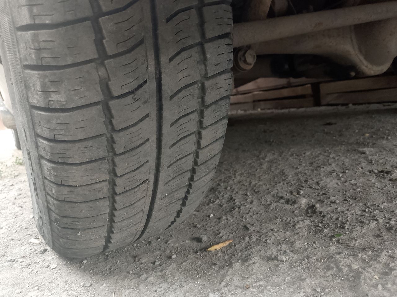 Продам ваз 21013 1982 года. двигатель не троит коробка все четко включается скоростя не выбивает. ходовая в норме не гремит не стучит. установлено гбо в тп вписан. установлена сигнализация. стаканы лонжероны целые. поменены уголки под лобовым стеклом. бордюры. кобылки на крыльях. лодочки под бензобаком и запаской. днище поварено заодно поменял усилители. двери под замену с машиной отдаю готовые покрашенные двери. ну и много чего сделано. машиной занимался для себя не успел только покрасить краска есть отдам. 2 комплекта хорошей резины зима лето на дисках. оформление в мрэо без проблем. цена 105 000 руб донецк. +79493048997 - фотография - 7