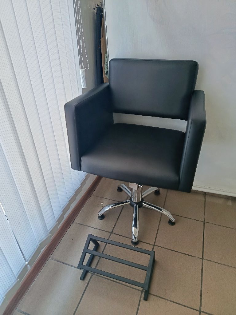 Продам: зеркало 1м×80см - 4000р. кресло + подставка для ног - 6000р. г. кировское самовывоз +79493962198 - фотография - 2