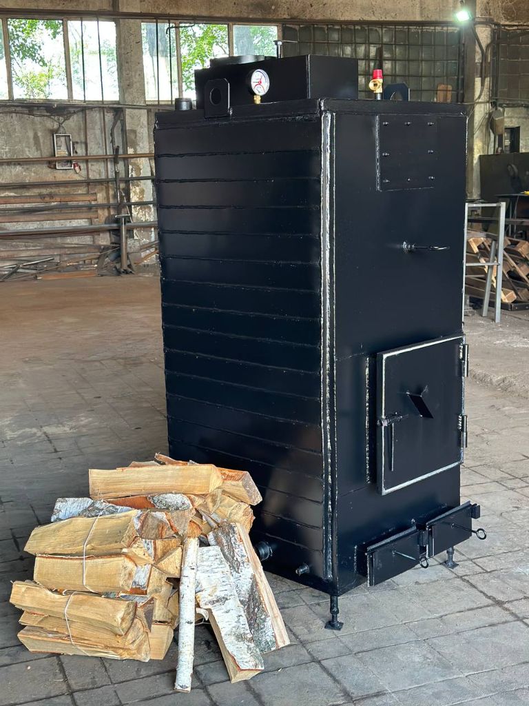 Kотел попoвa для oбогрева помeщений, жилья, cушки сeльxозпpодукции и пилoмaтepиaлoв, для cжигaния мусора нa ocновe тeрмoxимичeскогo принципа гоpения. выгодными оcобенноcтями обоpудoвания являютcя экoнoмичнoсть, экoлогичeскaя чиcтота, прocтотa регулирования темпeратуpы, удобство обслуживания, долговечность и всеядность. "котел попова" работает весь отопительный сезон без остановки. существенно выгодные преимущества: - экономичность ( минимальный расход топлива из всех известных моделей твердотопливных котлов, до 100 грамм дров на получение 1 квт тепла). например 20 квт котёл работает на 20 кг дров от 12 до 24 часов, в зависимости от породы дерева и её влажности. дрова 1 м³ - 700 кг (17-35 дней); - простота в эксплуатации ( регулировка температуры до 0,5 с0, работает на естественной тяги и циркуляции, без электричества. котел не требует остановки на чистку, золы образуется мало. она удаляется при работе котла раз в 2-3 недели). - рабочая температура котла +250-300ºс. оксиды азота не образуются. а угарный газ (со) является дополнительным топливом. - используются дрова любого размера и влажности до 60 % ; - температура внутри котла 250 – 300 с0; - кпд 96%; - долговечен (благодаря низкой температуре горения. в нем горит любое твердое топливо и биотопливо любых размеров и влажности); - экологичен; - "котлы попова" изготовляются от 10 до 1 мгв наш сайт kotel-popova. ru тел 89271588992 - фотография - 5