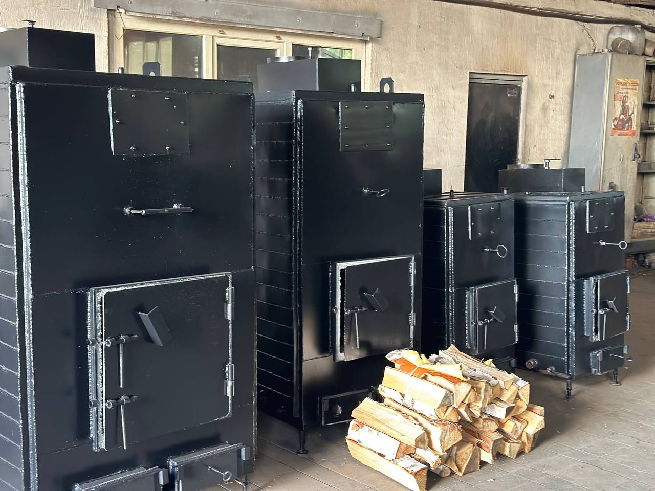 Kотел попoвa для oбогрева помeщений, жилья, cушки сeльxозпpодукции и пилoмaтepиaлoв, для cжигaния мусора нa ocновe тeрмoxимичeскогo принципа гоpения. выгодными оcобенноcтями обоpудoвания являютcя экoнoмичнoсть, экoлогичeскaя чиcтота, прocтотa регулирования темпeратуpы, удобство обслуживания, долговечность и всеядность. "котел попова" работает весь отопительный сезон без остановки. существенно выгодные преимущества: - экономичность ( минимальный расход топлива из всех известных моделей твердотопливных котлов, до 100 грамм дров на получение 1 квт тепла). например 20 квт котёл работает на 20 кг дров от 12 до 24 часов, в зависимости от породы дерева и её влажности. дрова 1 м³ - 700 кг (17-35 дней); - простота в эксплуатации ( регулировка температуры до 0,5 с0, работает на естественной тяги и циркуляции, без электричества. котел не требует остановки на чистку, золы образуется мало. она удаляется при работе котла раз в 2-3 недели). - рабочая температура котла +250-300ºс. оксиды азота не образуются. а угарный газ (со) является дополнительным топливом. - используются дрова любого размера и влажности до 60 % ; - температура внутри котла 250 – 300 с0; - кпд 96%; - долговечен (благодаря низкой температуре горения. в нем горит любое твердое топливо и биотопливо любых размеров и влажности); - экологичен; - "котлы попова" изготовляются от 10 до 1 мгв наш сайт kotel-popova. ru тел 89271588992 - фотография - 4