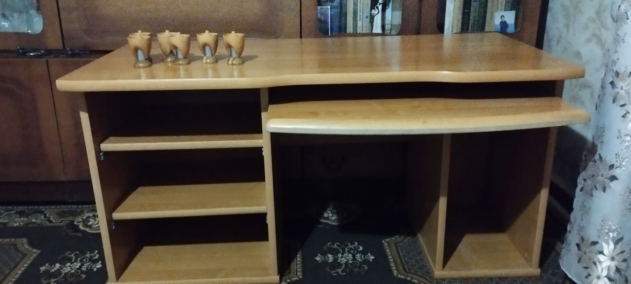 Стол компьютерный, хорошее состояние д137 см, ш 67 см, в 77 см толщина столешницы 28мм, стенки и пол... - фотография