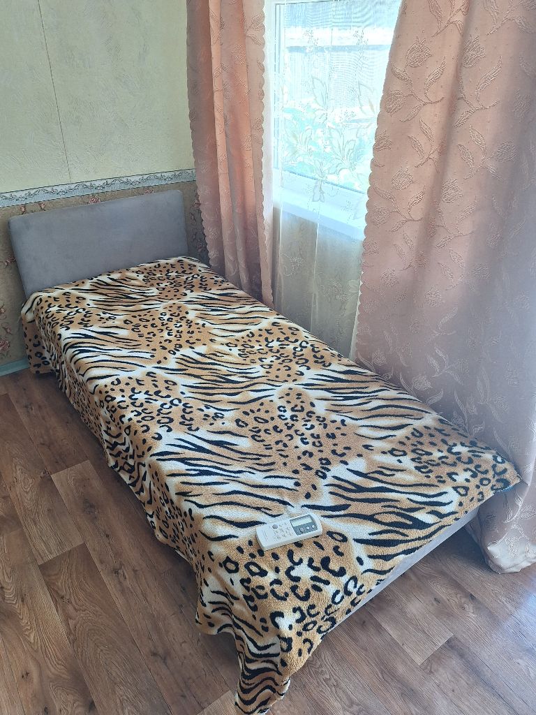 📍 🌴 уютный отдых на бердянской косе — 300 м до моря! 🏡 комфортные номера с: ✔️ кондиционером ✔️ спутниковым тв ✔️ бесплатным wi-fi ✨ наши преимущества: 🏖 на территории небольшой пляж с шезлонгами и зоной для мангала 🍽 общая кухня — всё для приготовления любимых блюд 🔥 уютная беседка для отдыха с компанией 📍 5 мин до песчаного пляжа 🐾 размещение с питомцами (по согласованию) 🚗 10 мин до центра бердянска стоимость с человека за сутки от 700 до 1.000 руб 📲 бронируйте: telegram: @soloooz тел. : +79902401902 (предоплата за 1 сутки) отдыхайте с комфортом! ☀️🌊 - фотография - 8