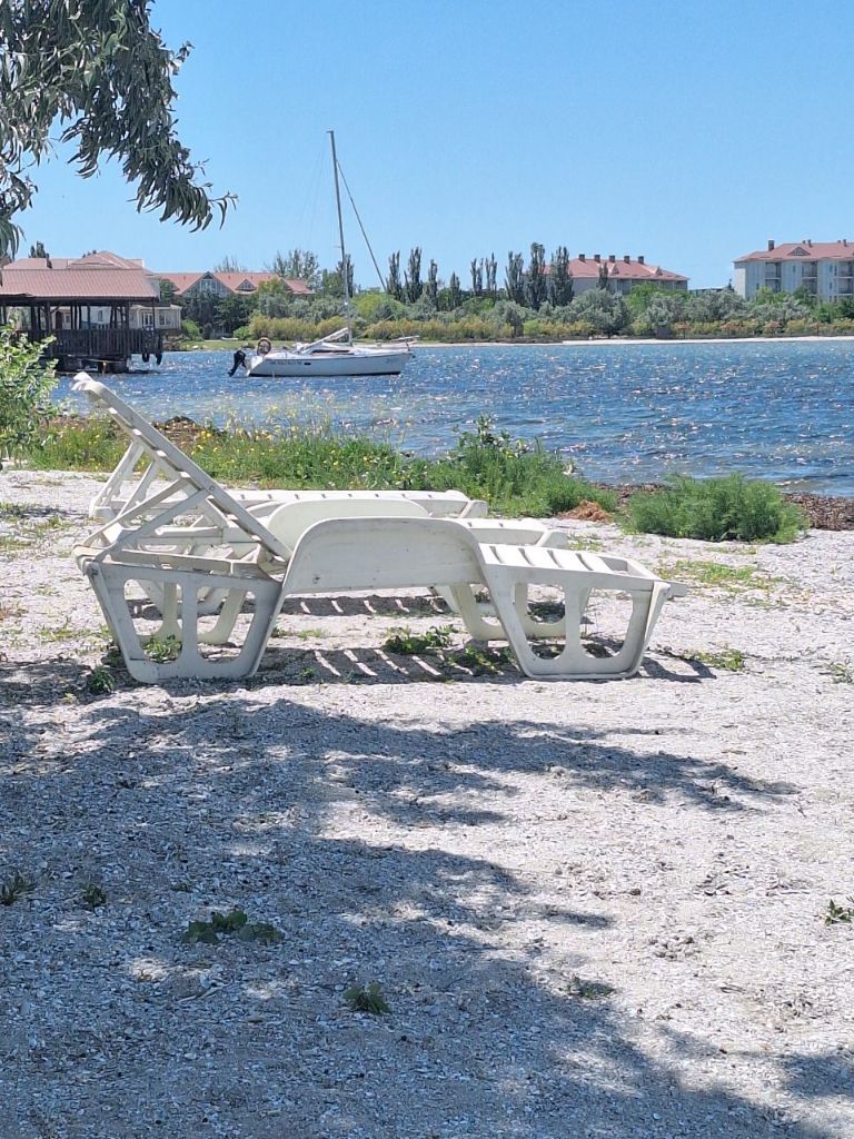 📍 🌴 уютный отдых на бердянской косе — 300 м до моря! 🏡 комфортные номера с: ✔️ кондиционером ✔️ спутниковым тв ✔️ бесплатным wi-fi ✨ наши преимущества: 🏖 на территории небольшой пляж с шезлонгами и зоной для мангала 🍽 общая кухня — всё для приготовления любимых блюд 🔥 уютная беседка для отдыха с компанией 📍 5 мин до песчаного пляжа 🐾 размещение с питомцами (по согласованию) 🚗 10 мин до центра бердянска стоимость с человека за сутки от 700 до 1.000 руб 📲 бронируйте: telegram: @soloooz тел. : +79902401902 (предоплата за 1 сутки) отдыхайте с комфортом! ☀️🌊 - фотография - 11