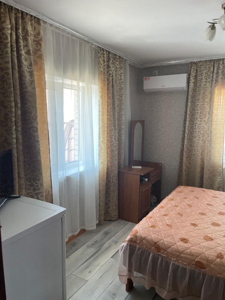 📍 🌴 уютный отдых на бердянской косе — 300 м до моря! 🏡 комфортные номера с: ✔️ кондиционером ✔️ спутниковым тв ✔️ бесплатным wi-fi ✨ наши преимущества: 🏖 на территории небольшой пляж с шезлонгами и зоной для мангала 🍽 общая кухня — всё для приготовления любимых блюд 🔥 уютная беседка для отдыха с компанией 📍 5 мин до песчаного пляжа 🐾 размещение с питомцами (по согласованию) 🚗 10 мин до центра бердянска стоимость с человека за сутки от 700 до 1.000 руб 📲 бронируйте: telegram: @soloooz тел. : +79902401902 (предоплата за 1 сутки) отдыхайте с комфортом! ☀️🌊 - фотография - 10