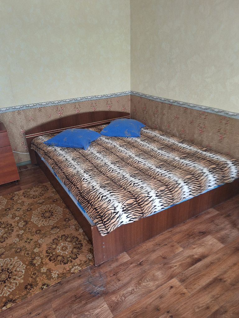 📍 🌴 уютный отдых на бердянской косе — 300 м до моря! 🏡 комфортные номера с: ✔️ кондиционером ✔️ спутниковым тв ✔️ бесплатным wi-fi ✨ наши преимущества: 🏖 на территории небольшой пляж с шезлонгами и зоной для мангала 🍽 общая кухня — всё для приготовления любимых блюд 🔥 уютная беседка для отдыха с компанией 📍 5 мин до песчаного пляжа 🐾 размещение с питомцами (по согласованию) 🚗 10 мин до центра бердянска стоимость с человека за сутки от 700 до 1.000 руб 📲 бронируйте: telegram: @soloooz тел. : +79902401902 (предоплата за 1 сутки) отдыхайте с комфортом! ☀️🌊 - фотография - 7