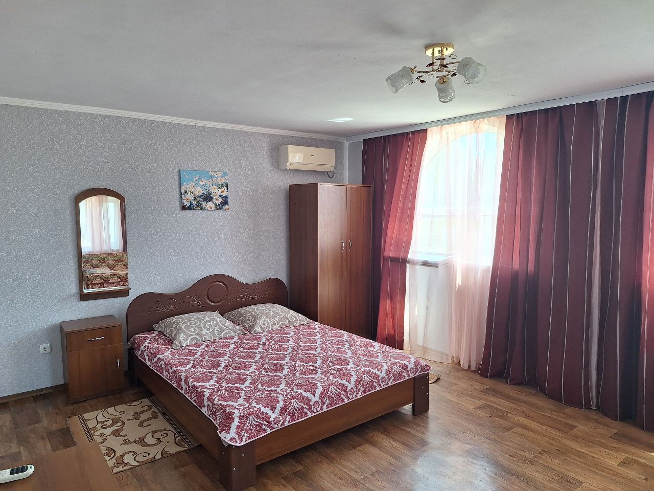 📍 🌴 уютный отдых на бердянской косе — 300 м до моря! 🏡 комфортные номера с: ✔️ кондиционером ✔️ спутниковым тв ✔️ бесплатным wi-fi ✨ наши преимущества: 🏖 на территории небольшой пляж с шезлонгами и зоной для мангала 🍽 общая кухня — всё для приготовления любимых блюд 🔥 уютная беседка для отдыха с компанией 📍 5 мин до песчаного пляжа 🐾 размещение с питомцами (по согласованию) 🚗 10 мин до центра бердянска стоимость с человека за сутки от 700 до 1.000 руб 📲 бронируйте: telegram: @soloooz тел. : +79902401902 (предоплата за 1 сутки) отдыхайте с комфортом! ☀️🌊 - фотография - 6