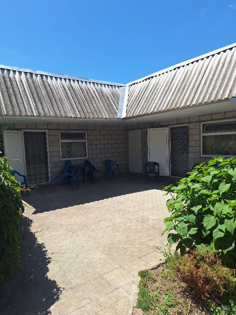 📍 🌴 уютный отдых на бердянской косе — 300 м до моря! 🏡 комфортные номера с: ✔️ кондиционером ✔️ спутниковым тв ✔️ бесплатным wi-fi ✨ наши преимущества: 🏖 на территории небольшой пляж с шезлонгами и зоной для мангала 🍽 общая кухня — всё для приготовления любимых блюд 🔥 уютная беседка для отдыха с компанией 📍 5 мин до песчаного пляжа 🐾 размещение с питомцами (по согласованию) 🚗 10 мин до центра бердянска стоимость с человека за сутки от 700 до 1.000 руб 📲 бронируйте: telegram: @soloooz тел. : +79902401902 (предоплата за 1 сутки) отдыхайте с комфортом! ☀️🌊 - фотография - 3