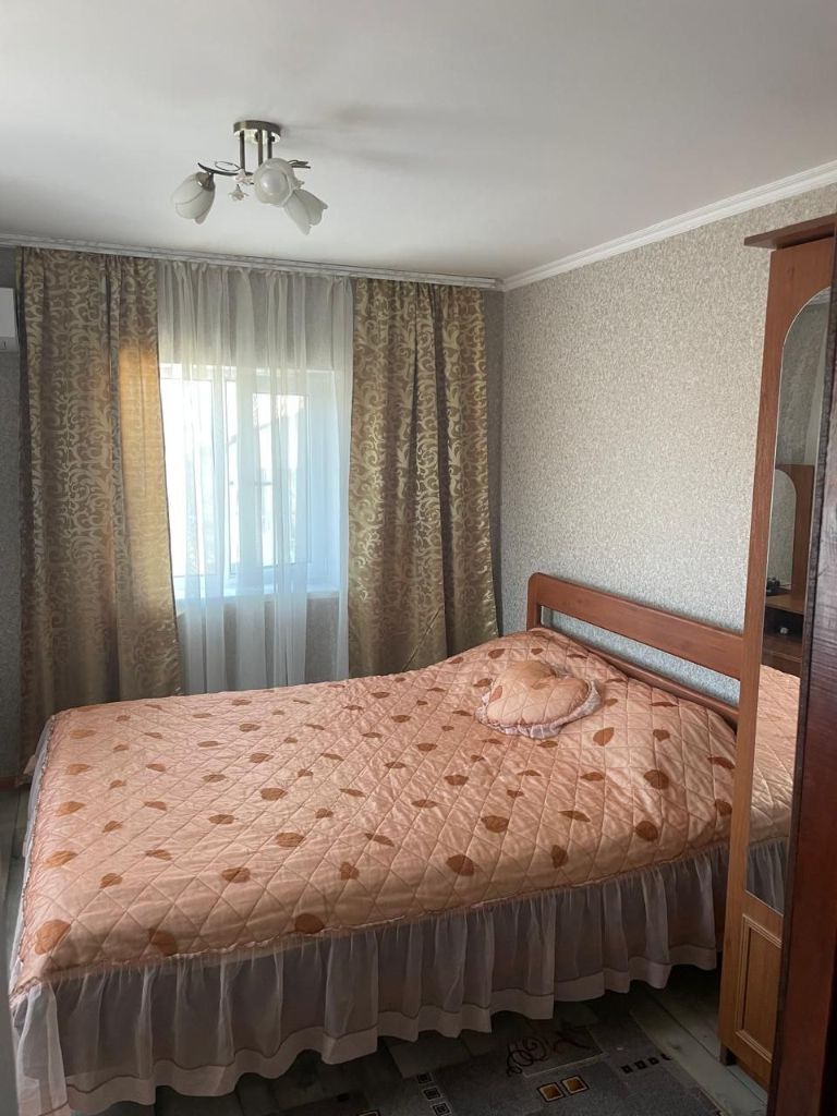 📍 🌴 уютный отдых на бердянской косе — 300 м до моря! 🏡 комфортные номера с: ✔️ кондиционером ✔️ спутниковым тв ✔️ бесплатным wi-fi ✨ наши преимущества: 🏖 на территории небольшой пляж с шезлонгами и зоной для мангала 🍽 общая кухня — всё для приготовления любимых блюд 🔥 уютная беседка для отдыха с компанией 📍 5 мин до песчаного пляжа 🐾 размещение с питомцами (по согласованию) 🚗 10 мин до центра бердянска стоимость с человека за сутки от 700 до 1.000 руб 📲 бронируйте: telegram: @soloooz тел. : +79902401902 (предоплата за 1 сутки) отдыхайте с комфортом! ☀️🌊 - фотография - 9