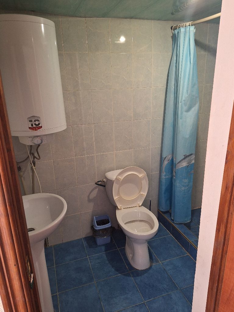 📍 🌴 уютный отдых на бердянской косе — 300 м до моря! 🏡 комфортные номера с: ✔️ кондиционером ✔️ спутниковым тв ✔️ бесплатным wi-fi ✨ наши преимущества: 🏖 на территории небольшой пляж с шезлонгами и зоной для мангала 🍽 общая кухня — всё для приготовления любимых блюд 🔥 уютная беседка для отдыха с компанией 📍 5 мин до песчаного пляжа 🐾 размещение с питомцами (по согласованию) 🚗 10 мин до центра бердянска стоимость с человека за сутки от 700 до 1.000 руб 📲 бронируйте: telegram: @soloooz тел. : +79902401902 (предоплата за 1 сутки) отдыхайте с комфортом! ☀️🌊 - фотография - 12