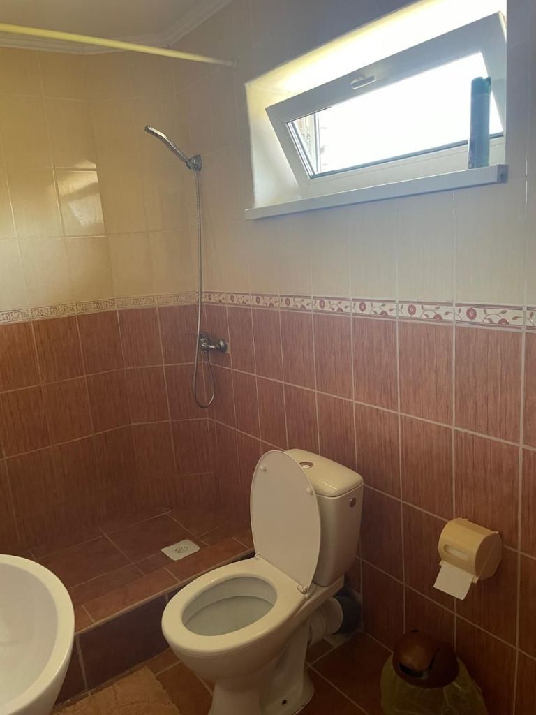 📍 🌴 уютный отдых на бердянской косе — 300 м до моря! 🏡 комфортные номера с: ✔️ кондиционером ✔️ спутниковым тв ✔️ бесплатным wi-fi ✨ наши преимущества: 🏖 на территории небольшой пляж с шезлонгами и зоной для мангала 🍽 общая кухня — всё для приготовления любимых блюд 🔥 уютная беседка для отдыха с компанией 📍 5 мин до песчаного пляжа 🐾 размещение с питомцами (по согласованию) 🚗 10 мин до центра бердянска стоимость с человека за сутки от 700 до 1.000 руб 📲 бронируйте: telegram: @soloooz тел. : +79902401902 (предоплата за 1 сутки) отдыхайте с комфортом! ☀️🌊 - фотография - 13