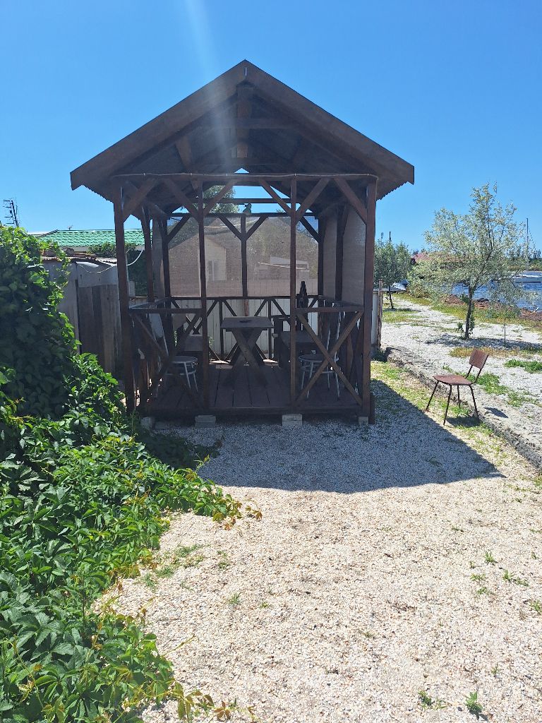 📍 🌴 уютный отдых на бердянской косе — 300 м до моря! 🏡 комфортные номера с: ✔️ кондиционером ✔️ спутниковым тв ✔️ бесплатным wi-fi ✨ наши преимущества: 🏖 на территории небольшой пляж с шезлонгами и зоной для мангала 🍽 общая кухня — всё для приготовления любимых блюд 🔥 уютная беседка для отдыха с компанией 📍 5 мин до песчаного пляжа 🐾 размещение с питомцами (по согласованию) 🚗 10 мин до центра бердянска стоимость с человека за сутки от 700 до 1.000 руб 📲 бронируйте: telegram: @soloooz тел. : +79902401902 (предоплата за 1 сутки) отдыхайте с комфортом! ☀️🌊 - фотография - 5