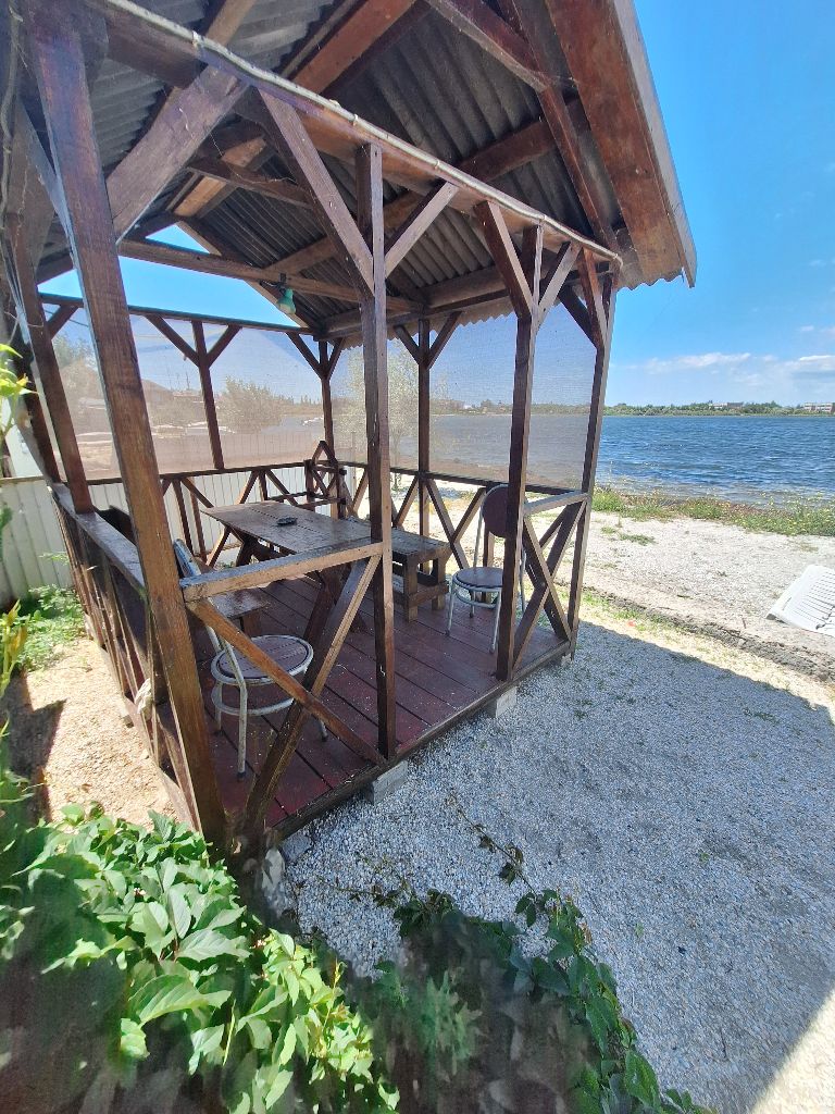 📍 🌴 уютный отдых на бердянской косе — 300 м до моря! 🏡 комфортные номера с: ✔️ кондиционером ✔️ спутниковым тв ✔️ бесплатным wi-fi ✨ наши преимущества: 🏖 на территории небольшой пляж с шезлонгами и зоной для мангала 🍽 общая кухня — всё для приготовления любимых блюд 🔥 уютная беседка для отдыха с компанией 📍 5 мин до песчаного пляжа 🐾 размещение с питомцами (по согласованию) 🚗 10 мин до центра бердянска стоимость с человека за сутки от 700 до 1.000 руб 📲 бронируйте: telegram: @soloooz тел. : +79902401902 (предоплата за 1 сутки) отдыхайте с комфортом! ☀️🌊 - фотография - 2