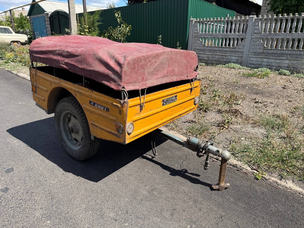 Продам прицеп енот, состояние видно на фото, не гнилой, по документам укр учёт, продажа по техпаспор... - фотография - 1