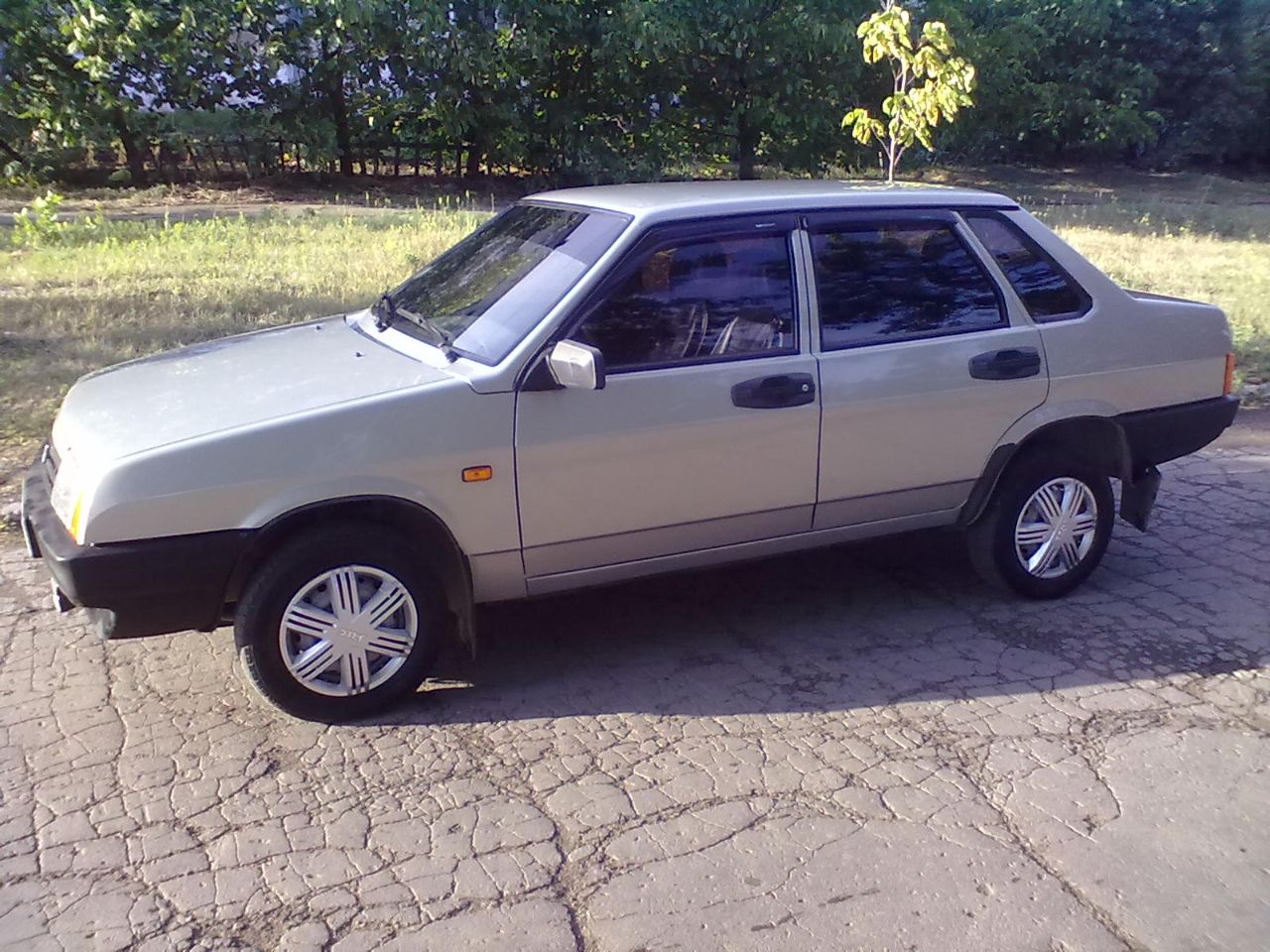 Продам семейный автомобиль ваз 21099 2009 года, тел. +79 49 50 32 95 2. состояние нового автомобиля!... - фотография - 1