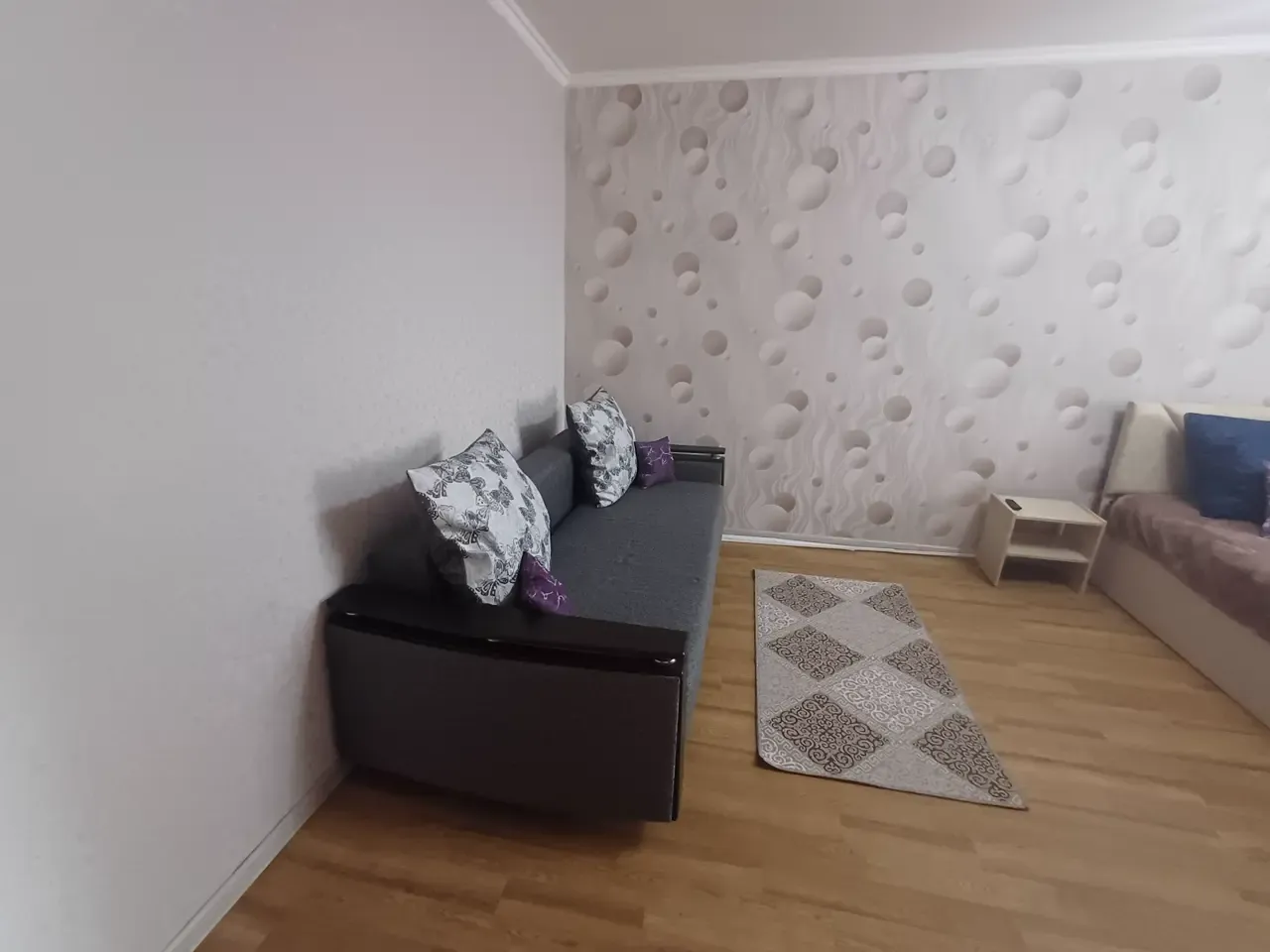 Сдам однокомнатную квартиру ( 38 м2). проспект дзержинского, калининский район донецка. всё необходимое в квартире уже есть, заселяйтесь и живите! есть вай-фай и кабельное тв. вода идет почти регулярно. можно с небольшим животным. можно с ребенком. более подробно по тел. +79490409520. стоимость квартиры 25000/месяц + коммуналочка. жду звонка 😉 - фотография - 9