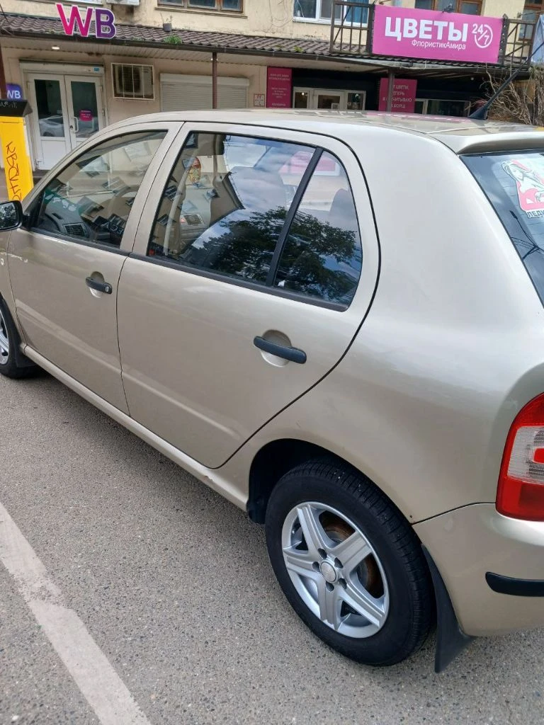 Продам skoda fabianт 1.4mt 2005года пробег -182890км коробка-механика комплектация базовая:гур, сигнализация, usb кондиционер-нет кузов оцинкован авто в хорошем состоянии, сел и поехал документы в порядке:собственник горловка, ж/мсолнечный пётр борисович торг уместен ц:450т. р тлф+79493705604 - фотография - 9