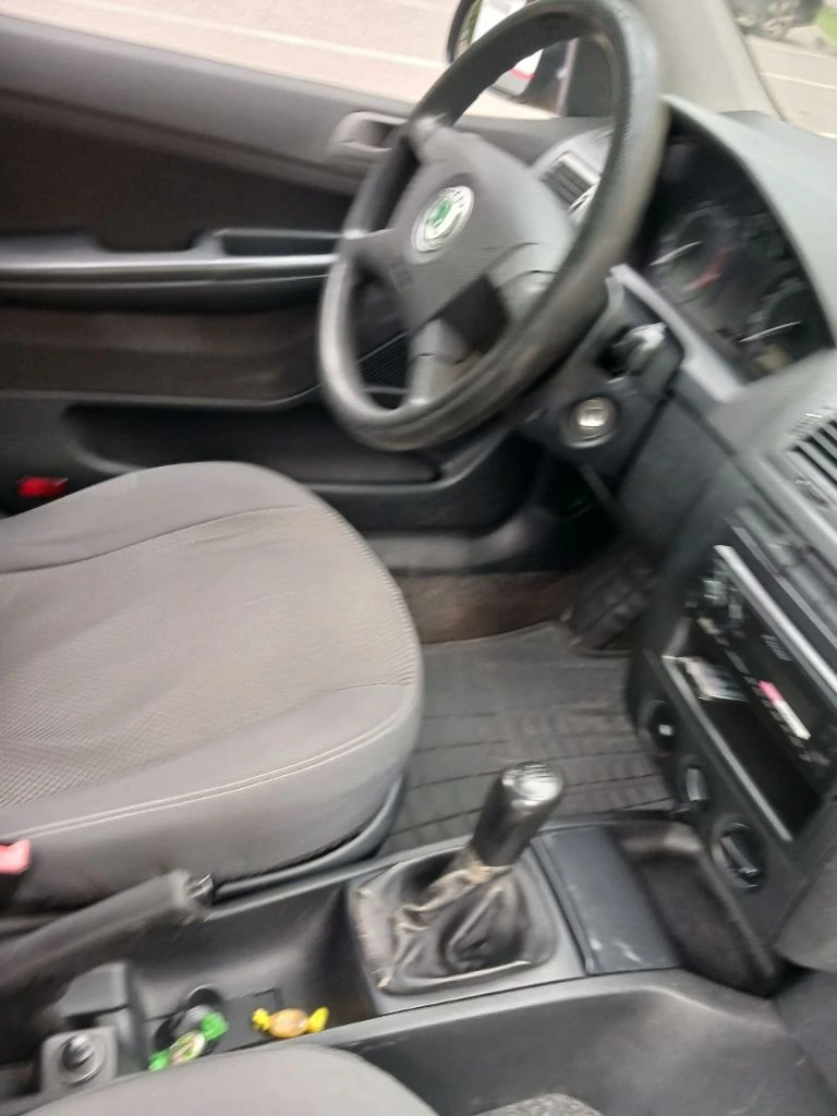 Продам skoda fabianт 1.4mt 2005года пробег -182890км коробка-механика комплектация базовая:гур, сигнализация, usb кондиционер-нет кузов оцинкован авто в хорошем состоянии, сел и поехал документы в порядке:собственник горловка, ж/мсолнечный пётр борисович торг уместен ц:450т. р тлф+79493705604 - фотография - 5