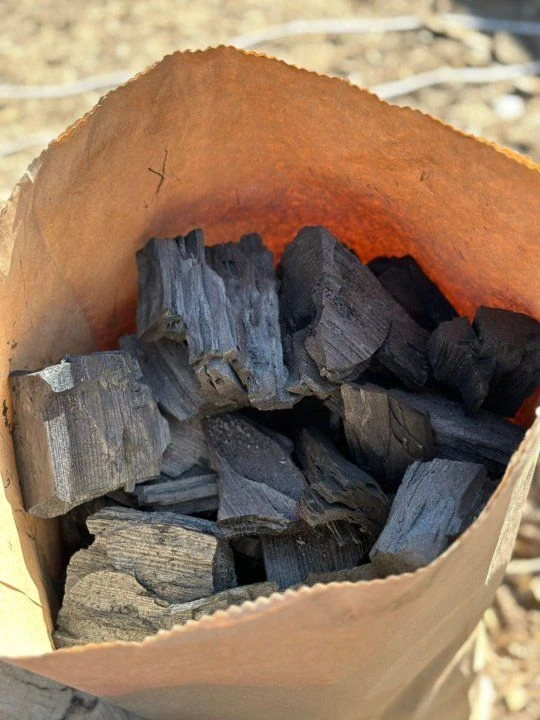 Уголь древесный для мангалов и bbq. дрова дубовые в сетках. розжиг. уголь в картонных коробках. бесп... - фотография