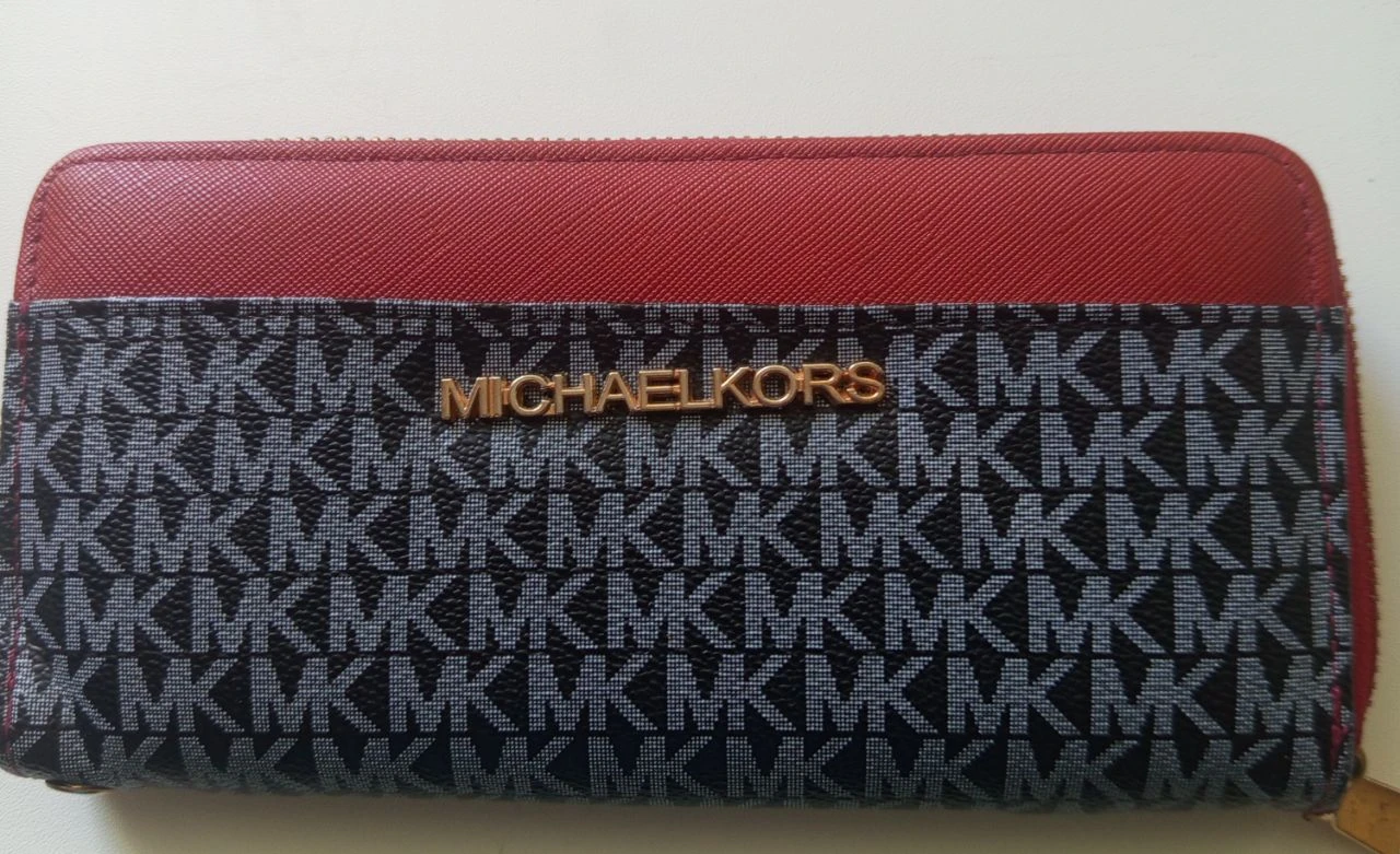 Город мариуполь продам женский кошелёк. в отличном состоянии.4 отделения для купюр, есть отделение д... - фотография