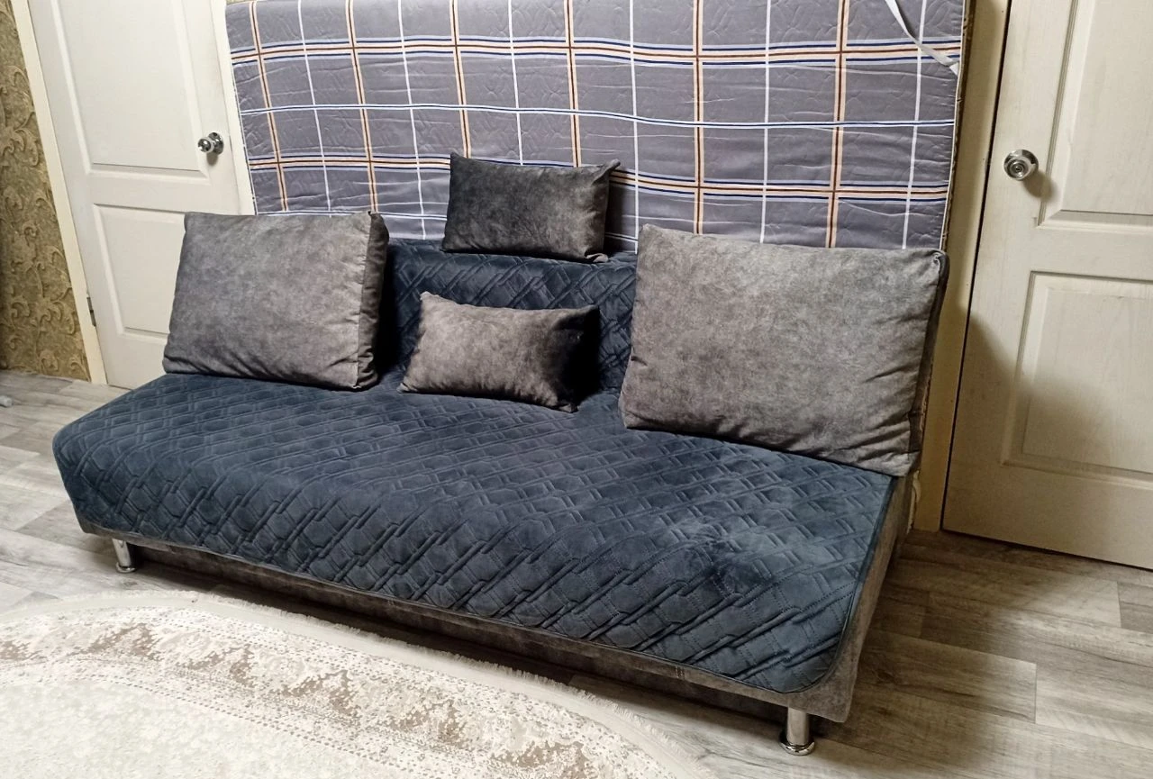 Диван-книжка в идеальном состоянии, практически не пользовались. длина 2 м, ширина в разложенном вид... - фотография