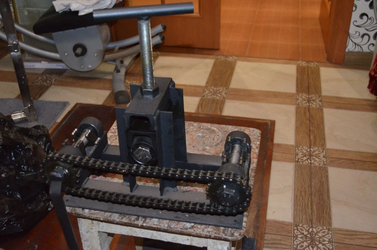 Продам б/у ручной профилегиб "гефест". сгибает профильную трубу прямоугольного сечения по радиусу. сгибал 40х20 мм, нержавеющая сталь толщиной 1,5 мм. особенность - ведущие оба вала по краю, центральный вал прижимной поэтому нет пробуксовки. все валы и нажимной винт на шарикоподшипниках, ход плавный. цена - 3500 руб. г. енакиево - центр. самовывоз. тел. +79494787415. телеграмм +79494787415. astahov. vikt@yandex. ru - фотография - 2