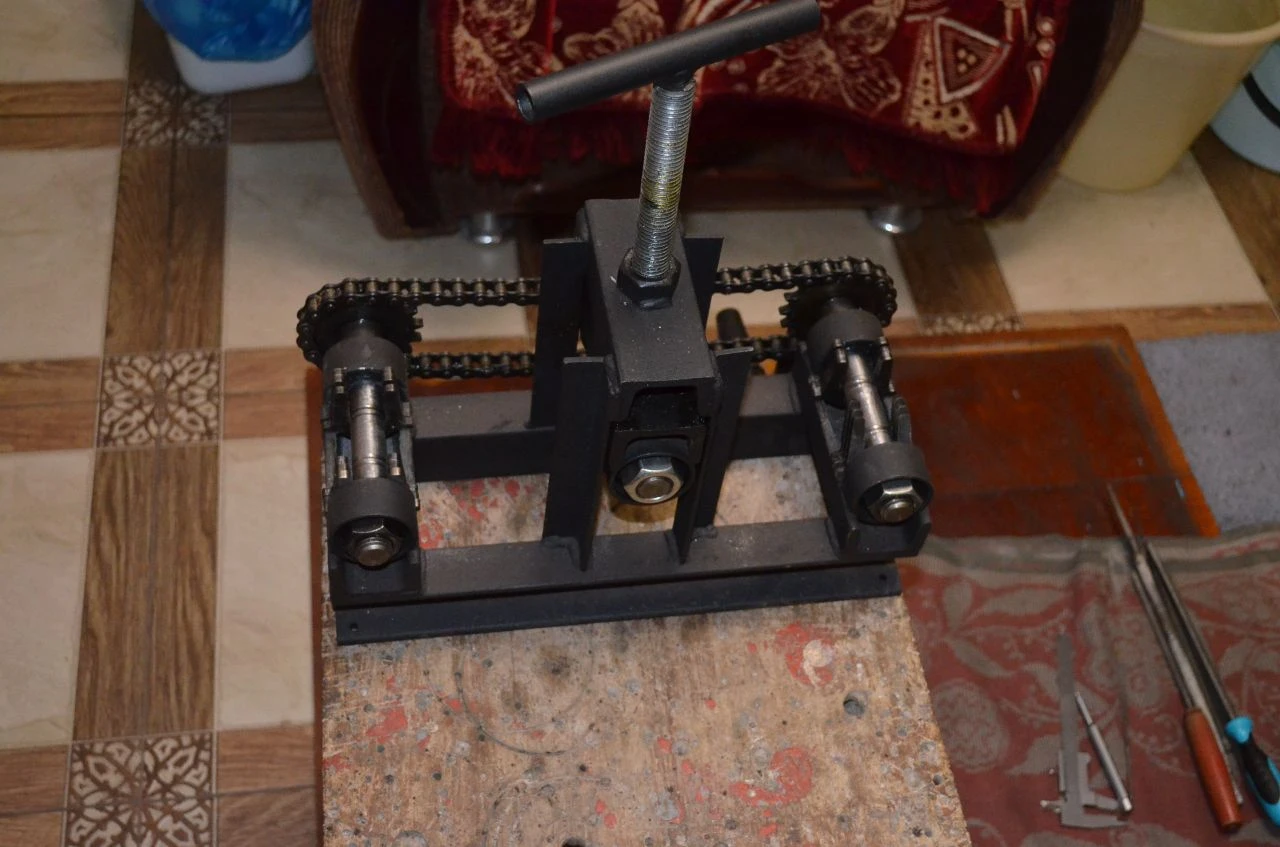 Продам б/у ручной профилегиб "гефест". сгибает профильную трубу прямоугольного сечения по радиусу. с... - фотография