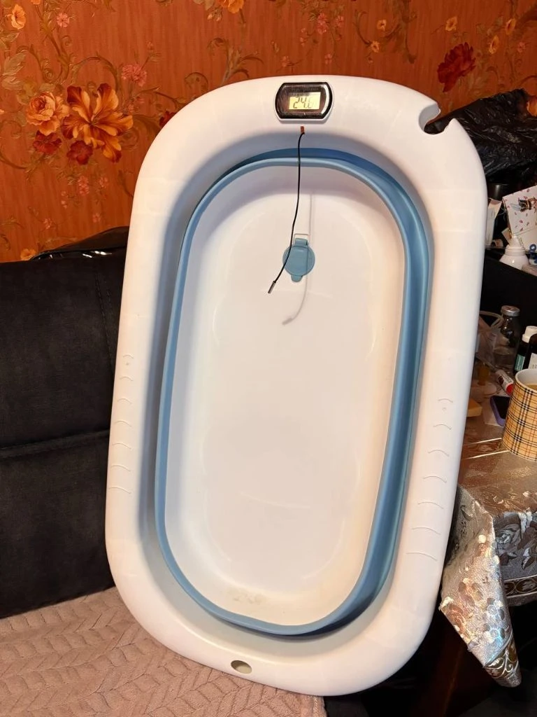 Ванночка для купания складная. с градусником и матрасиком. состояние 4/5. 1500 т. р. ясиноватая, +79... - фотография