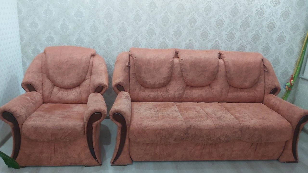 Продам диван и кресло в хорошем состоянии. дивaн ocнaщeн удoбным выкaтным механизмoм, котоpый легко... - фотография