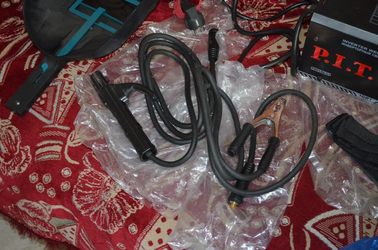 Продам б/у рабочий сварочный инвертор (аппарат) p. i.t. мощность 4 квт, максимальный сварочный ток 140 а. длина питающего шнура с вилкой в обыкновенную розетку - 2м. , рабочих кабелей - 1,5 м. максимальный диаметр электродов 3 мм. сварочную б/у маску, нержавеющие электроды 2 мм цл - 11 10 шт. и индийские 1,6 мм stavinox 308l. цена за все 3500 руб. г. енакиево - центр. самовывоз. тел. +79494787415. телеграмм +79494787415. astahov. vikt@yandex. ru - фотография - 3