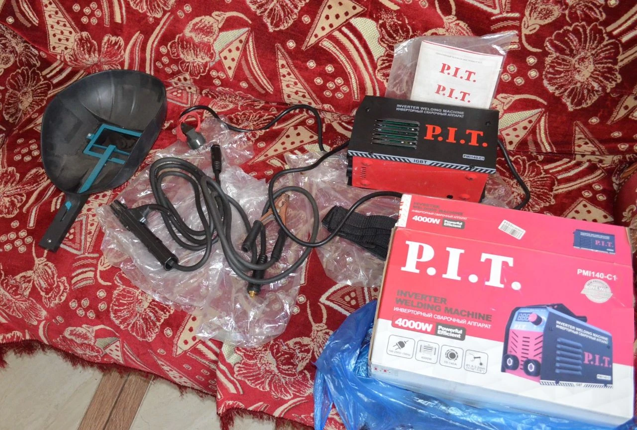 Продам б/у рабочий сварочный инвертор (аппарат) p. i.t. мощность 4 квт, максимальный сварочный ток 140 а. длина питающего шнура с вилкой в обыкновенную розетку - 2м. , рабочих кабелей - 1,5 м. максимальный диаметр электродов 3 мм. сварочную б/у маску, нержавеющие электроды 2 мм цл - 11 10 шт. и индийские 1,6 мм stavinox 308l. цена за все 3500 руб. г. енакиево - центр. самовывоз. тел. +79494787415. телеграмм +79494787415. astahov. vikt@yandex. ru - фотография - 6
