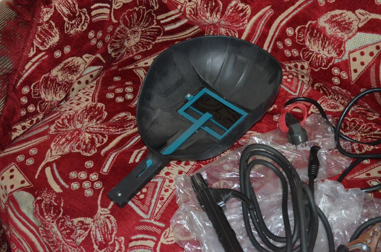 Продам б/у рабочий сварочный инвертор (аппарат) p. i.t. мощность 4 квт, максимальный сварочный ток 140 а. длина питающего шнура с вилкой в обыкновенную розетку - 2м. , рабочих кабелей - 1,5 м. максимальный диаметр электродов 3 мм. сварочную б/у маску, нержавеющие электроды 2 мм цл - 11 10 шт. и индийские 1,6 мм stavinox 308l. цена за все 3500 руб. г. енакиево - центр. самовывоз. тел. +79494787415. телеграмм +79494787415. astahov. vikt@yandex. ru - фотография - 4