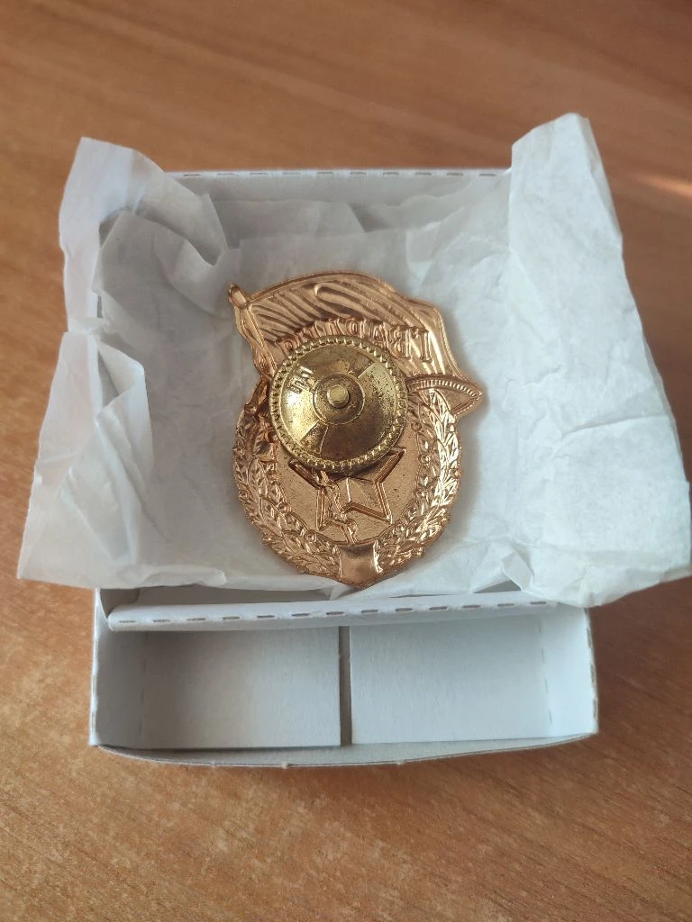 Здравствуйте. продам оригинальный значок гвардия! состояние - новый! это не дешевая китайская подделка с озона! значок тяжелый c закруткой, латунь, горячая эмаль. поставляется в оригинальной заводскоой коробке. цена всего 300 рублей (есть обьем). звоните +79493841764. горловка. - фотография - 2