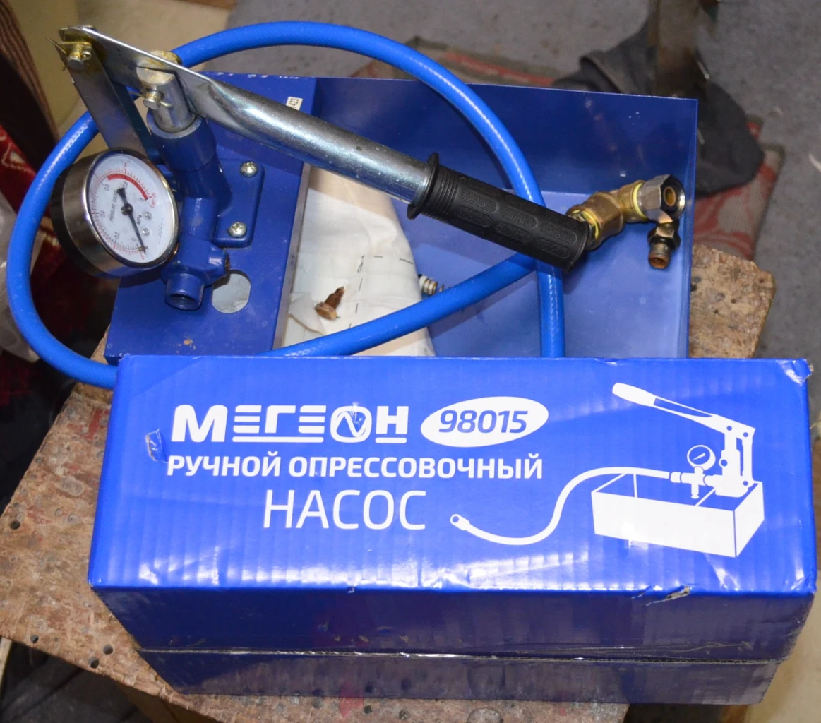 Продаю б/у ручной опрессовочный насос высокого давления предназначен для гидроиспытаний ёмкостей. а также для контроля герметичности трубопроводных, водопроводных, отопительных и сантехнических систем. предельное давление 10г/см2-1мпа/10бар. цена- 600 руб. г. енакиево - центр. самовывоз. тел. +79494787415. телеграмм +79494787415. - фотография - 2