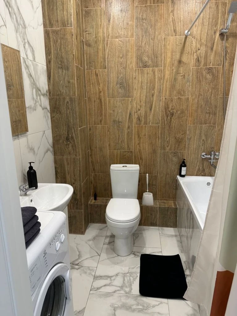 Сдаётся двухкомнатная квартира на набережной, донецк, ворошиловский район (8-й этаж). сделан свежий ремонт, есть вся необходимая техника и мебель. рассмотрим всех добропорядочных людей, в качестве жильцов. вода подаётся в соответствии с графиком, есть накопительная система. посмотреть квартиру можно ежедневно по согласованию. стоимость 30000 + коммунальные, залог обсуждается. подробнее по тел. +79494858348 (сергей) - фотография - 5