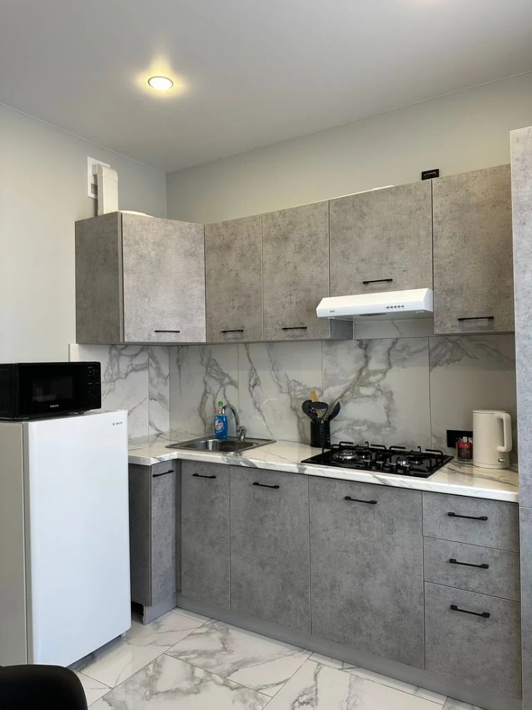 Сдаётся двухкомнатная квартира на набережной, донецк, ворошиловский район (8-й этаж). сделан свежий ремонт, есть вся необходимая техника и мебель. рассмотрим всех добропорядочных людей, в качестве жильцов. вода подаётся в соответствии с графиком, есть накопительная система. посмотреть квартиру можно ежедневно по согласованию. стоимость 30000 + коммунальные, залог обсуждается. подробнее по тел. +79494858348 (сергей) - фотография - 3