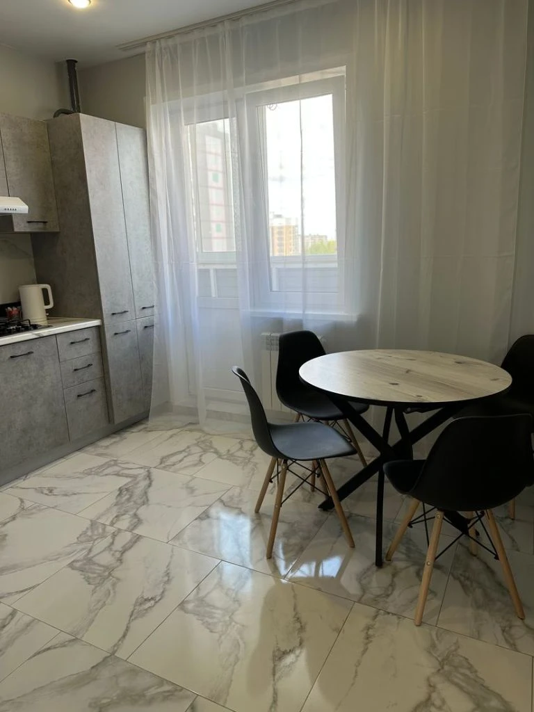 Сдаётся двухкомнатная квартира на набережной, донецк, ворошиловский район (8-й этаж). сделан свежий ремонт, есть вся необходимая техника и мебель. рассмотрим всех добропорядочных людей, в качестве жильцов. вода подаётся в соответствии с графиком, есть накопительная система. посмотреть квартиру можно ежедневно по согласованию. стоимость 30000 + коммунальные, залог обсуждается. подробнее по тел. +79494858348 (сергей) - фотография - 4