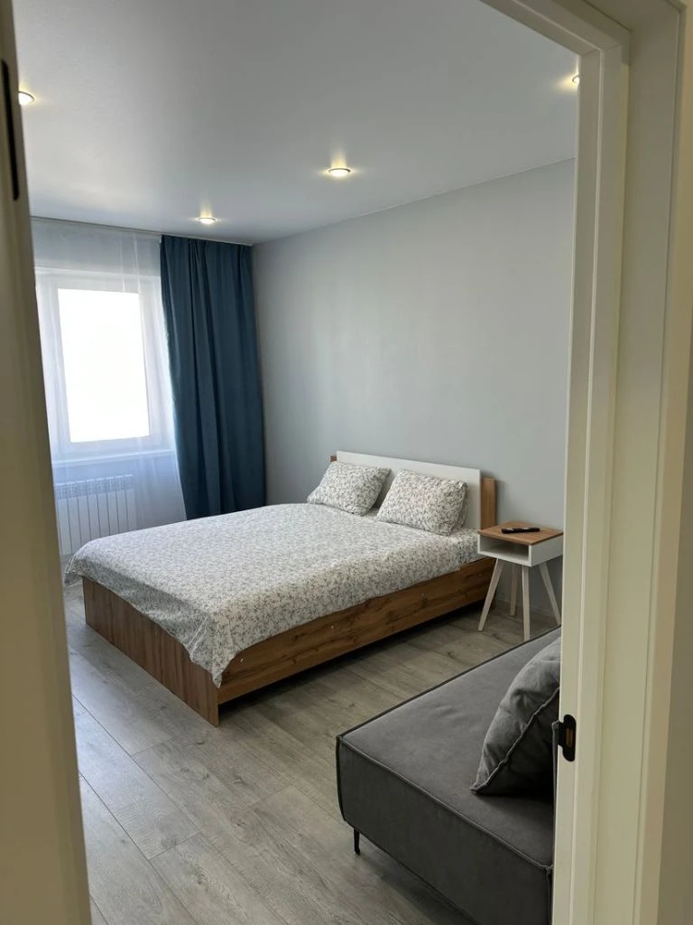 Сдаётся двухкомнатная квартира на набережной, донецк, ворошиловский район (8-й этаж). сделан свежий ремонт, есть вся необходимая техника и мебель. рассмотрим всех добропорядочных людей, в качестве жильцов. вода подаётся в соответствии с графиком, есть накопительная система. посмотреть квартиру можно ежедневно по согласованию. стоимость 30000 + коммунальные, залог обсуждается. подробнее по тел. +79494858348 (сергей) - фотография - 2