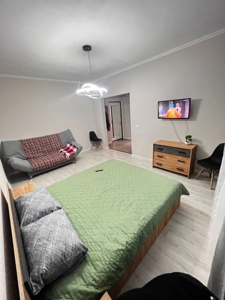 Сдаётся однокомнатная квартира в калининском районе донецка, пр. ильича, ориентир - дружба (2 этаж). квартира просторная и светлая, отличный вариант для молодой пары, можно с небольшим домашним питомцем. сама квартира полностью обустроена мебелью и техникой, готова к первой сдаче. сдаётся только на долгий срок и добропорядочным людям❤️стоимость 30000/месяц + счётчики. залог разбивается так, как вам будет удобно. подробнее по телефону +79494858348 (сергей) - фотография - 2