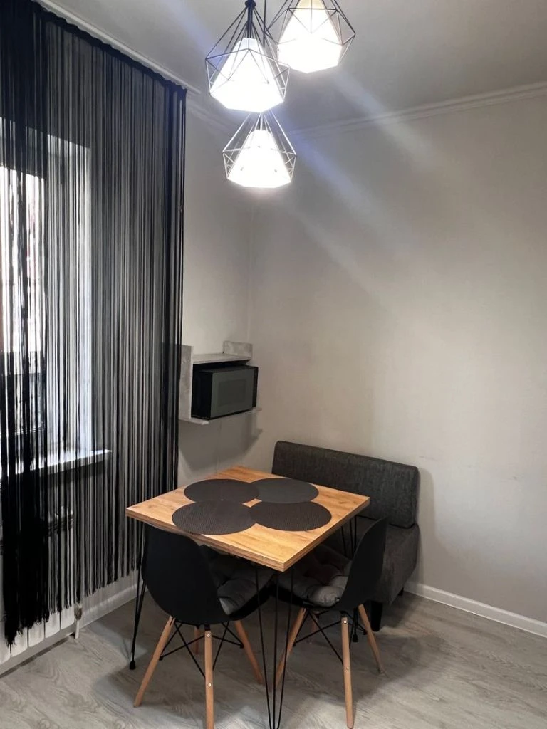 Сдаётся однокомнатная квартира в калининском районе донецка, пр. ильича, ориентир - дружба (2 этаж). квартира просторная и светлая, отличный вариант для молодой пары, можно с небольшим домашним питомцем. сама квартира полностью обустроена мебелью и техникой, готова к первой сдаче. сдаётся только на долгий срок и добропорядочным людям❤️стоимость 30000/месяц + счётчики. залог разбивается так, как вам будет удобно. подробнее по телефону +79494858348 (сергей) - фотография - 7