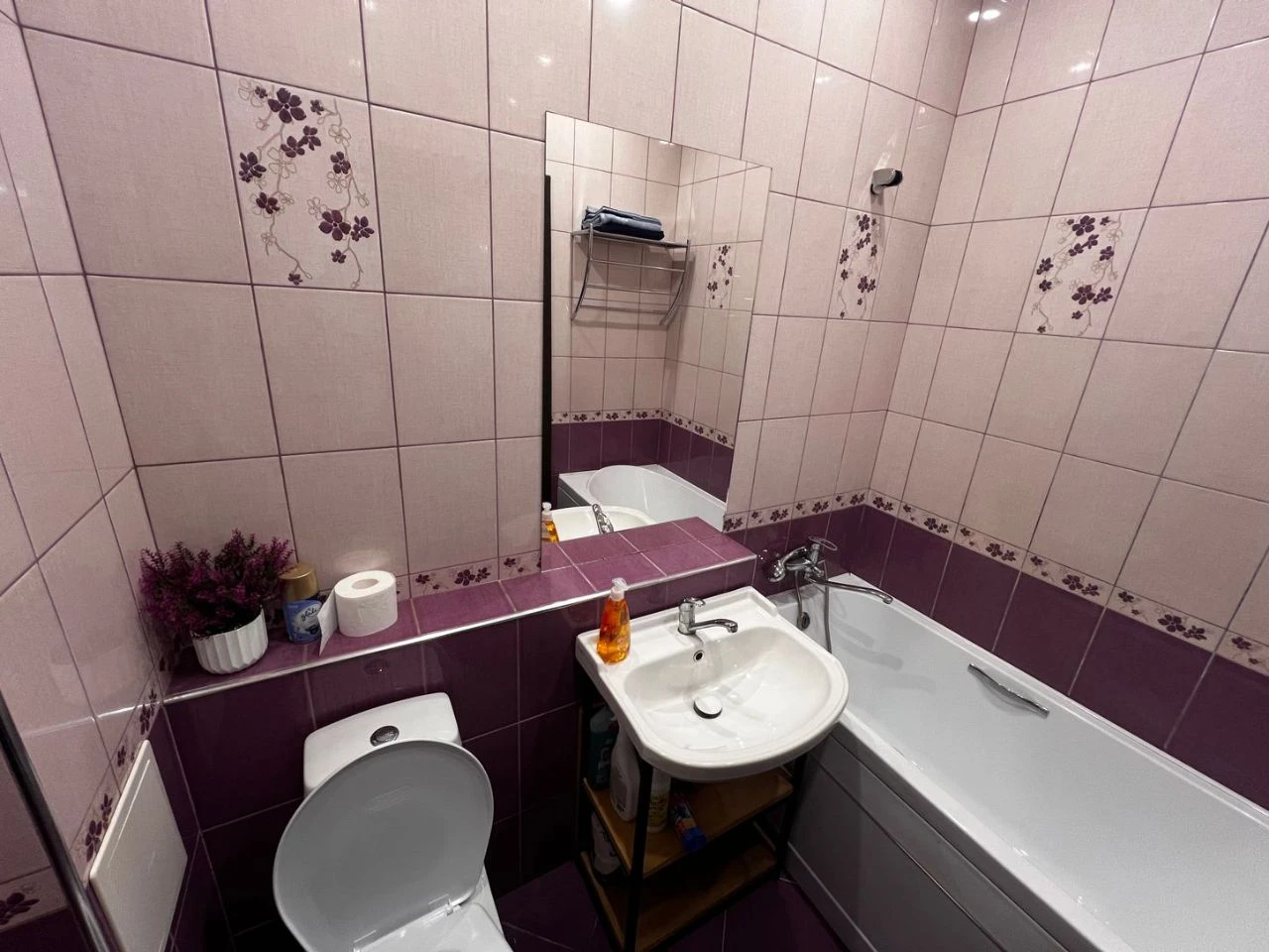 Сдаётся однокомнатная квартира в калининском районе донецка, пр. ильича, ориентир - дружба (2 этаж). квартира просторная и светлая, отличный вариант для молодой пары, можно с небольшим домашним питомцем. сама квартира полностью обустроена мебелью и техникой, готова к первой сдаче. сдаётся только на долгий срок и добропорядочным людям❤️стоимость 30000/месяц + счётчики. залог разбивается так, как вам будет удобно. подробнее по телефону +79494858348 (сергей) - фотография - 3