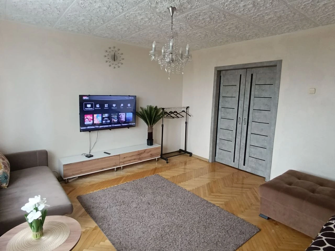 Сдаётся трёхкомнатная квартира в центре донецка, ворошиловский район, площадь ленина. квартира располагается на 2-м этаже. имеет отличное расположение: в пешей доступности банки, магазины, супермаркеты, парки, рестораны, кофейни, транспортные остановки и многое другое! из-за срочной сдачи стоимость всего 26000/месяц + коммунальные, залог обсуждается. вода идёт по графику. тел. +79495064448 (сергей) - фотография - 4