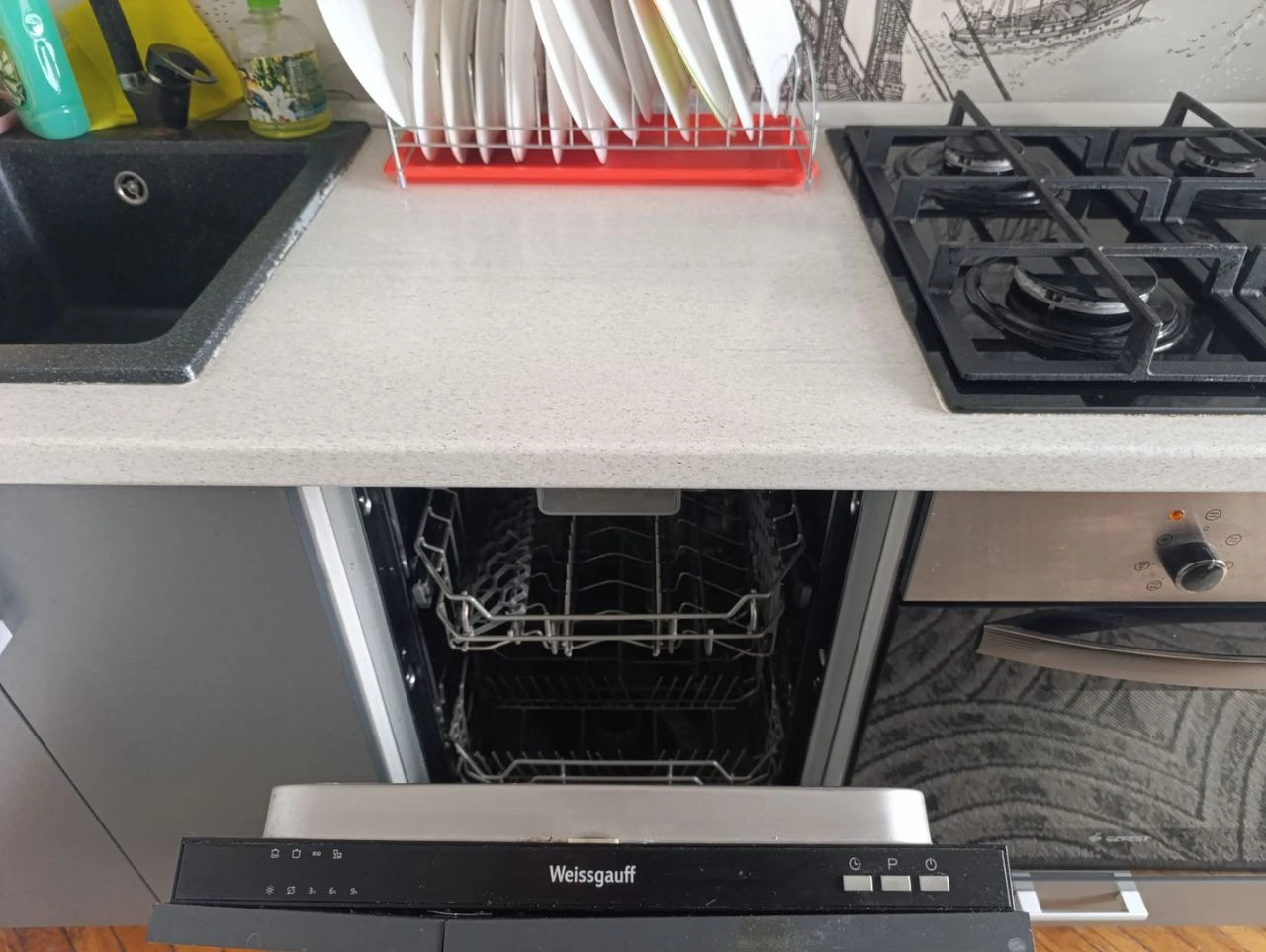 Сдаётся трёхкомнатная квартира в центре донецка, ворошиловский район, площадь ленина. квартира располагается на 2-м этаже. имеет отличное расположение: в пешей доступности банки, магазины, супермаркеты, парки, рестораны, кофейни, транспортные остановки и многое другое! из-за срочной сдачи стоимость всего 26000/месяц + коммунальные, залог обсуждается. вода идёт по графику. тел. +79495064448 (сергей) - фотография - 3